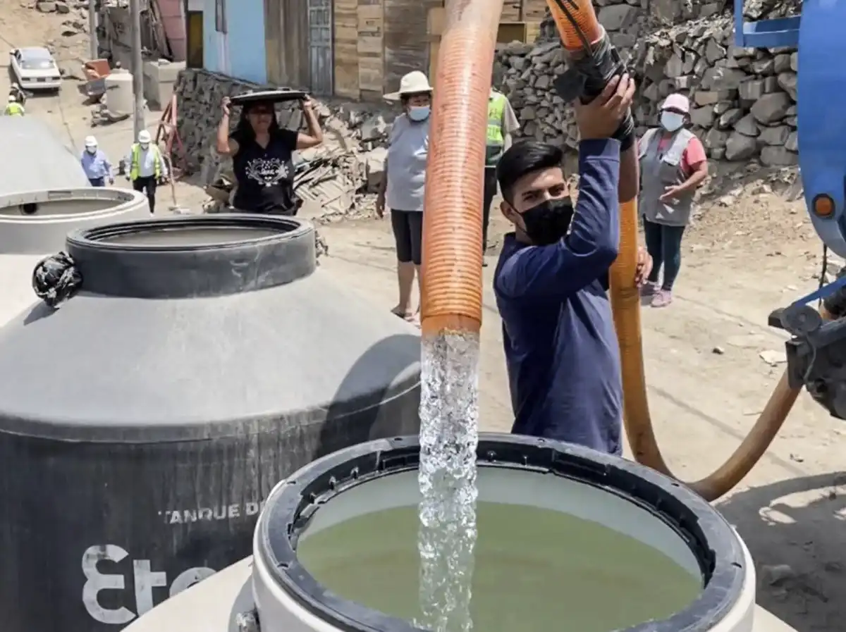 Alertan riesgo en distribución gratuita de agua con camiones cisterna en diez distritos de Lima