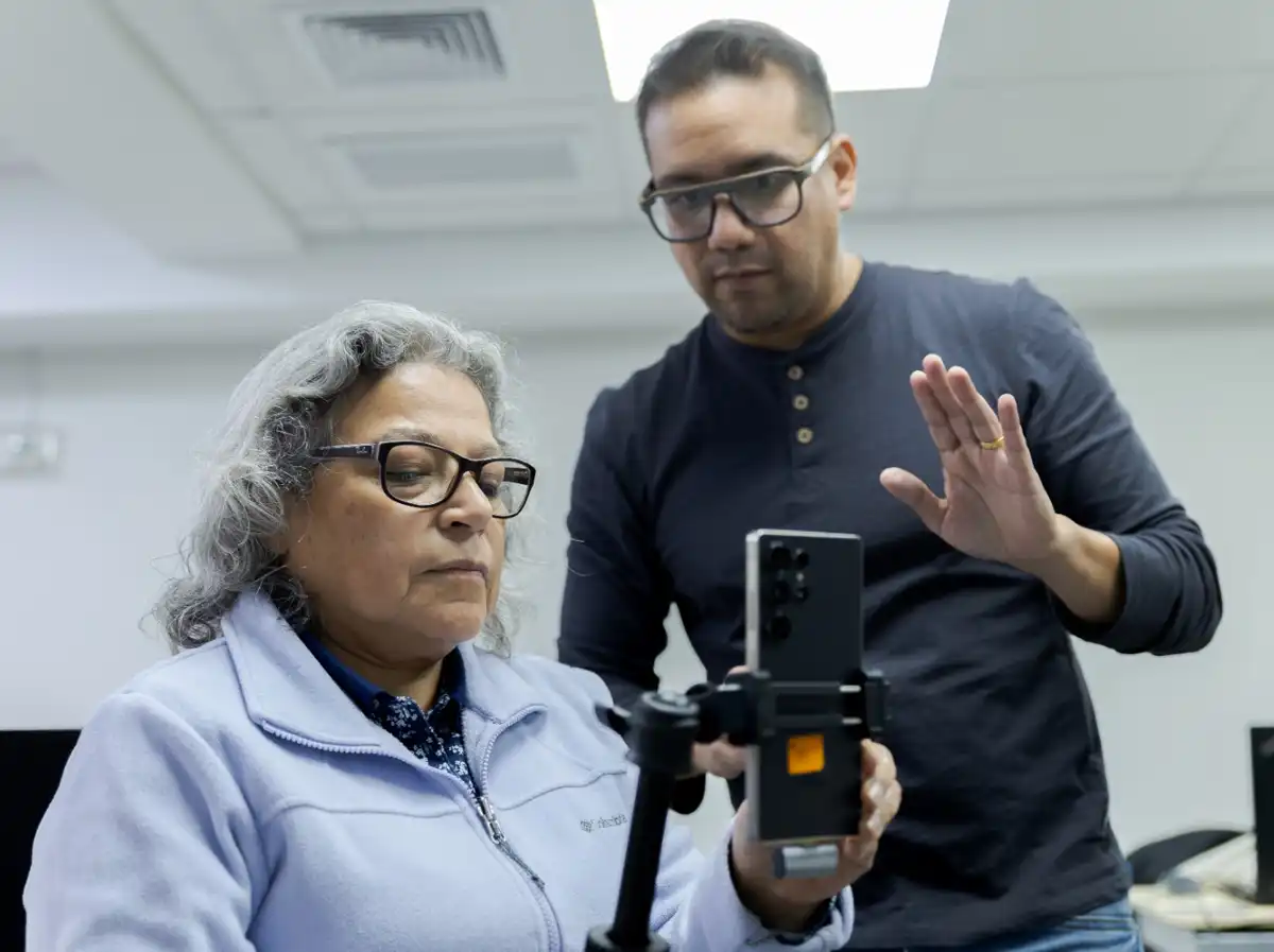 Hackatón Plateada 2026: Buscan ideas de universitarios para mejorar la vida de personas mayores de 50 años