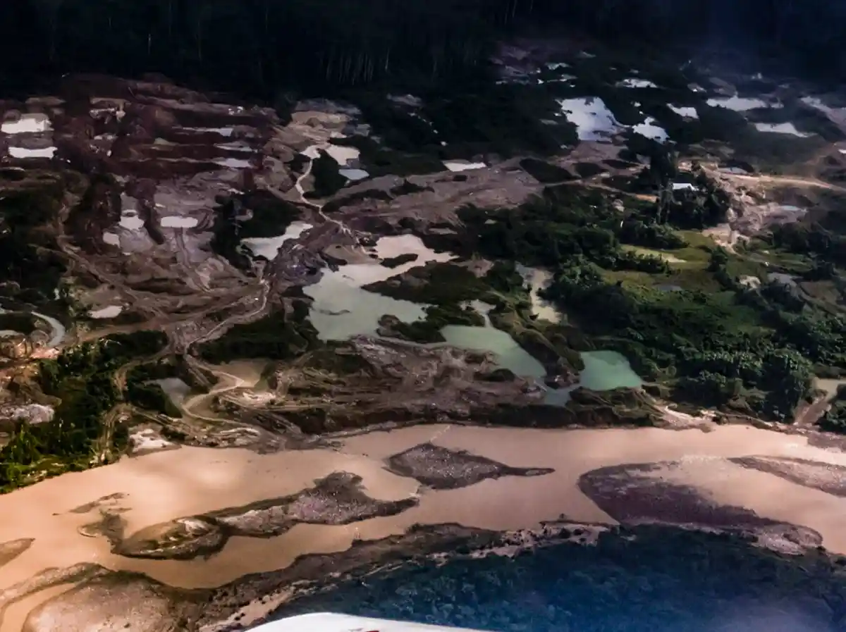 Sobrevuelos en la Amazonía muestran dragas de minería ilegal, laboratorios de droga y deforestación masiva