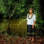 Su primer artículo científico, cuenta Avita Taricuarima, empezó a gestarse mientras comía una sopa de pescado. Foto: Patrick Murayari