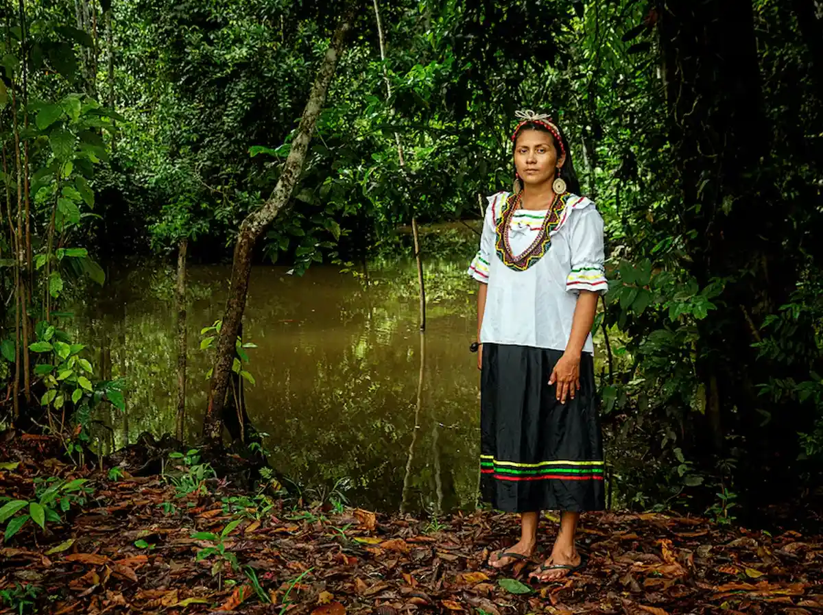 Su primer artículo científico, cuenta Avita Taricuarima, empezó a gestarse mientras comía una sopa de pescado. Foto: Patrick Murayari