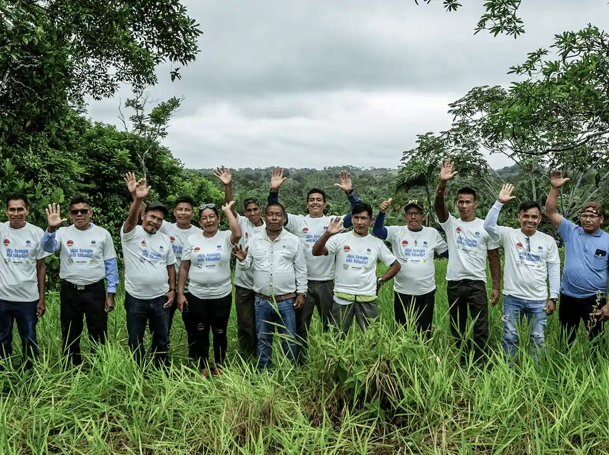 Desde 2023, la iniciativa SI-TIERRA, liderada por comunidades indígenas, ha ayudado a asegurar la tenencia de la tierra para más de 40 comunidades, abarcando más de 77 000 hectáreas de selva tropical. Foto: cortesía Sacha Cine/Rainforest Foundation US