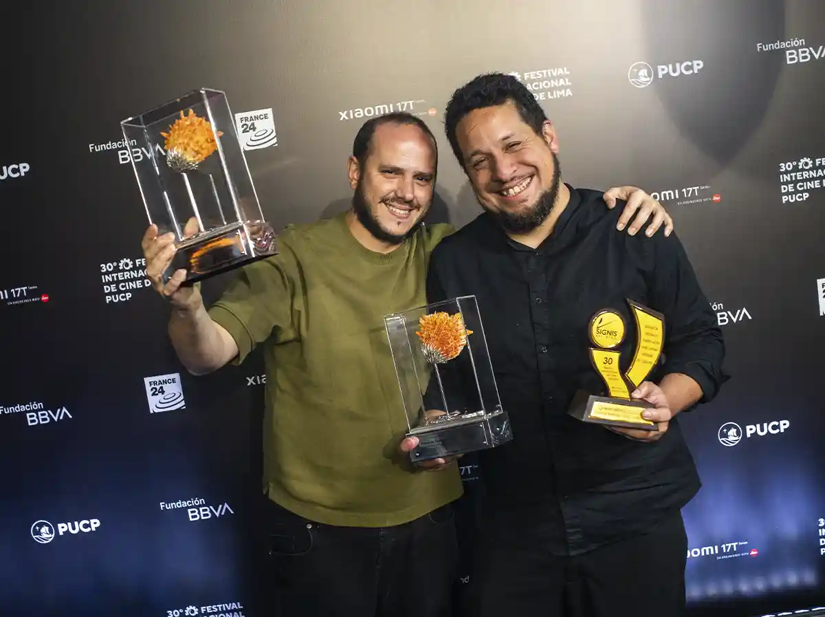 Ezequiel Salinas y Ramiro Sonzini, ganadores del Premio Javier Neves Mujica, por la película La noche está marchándose