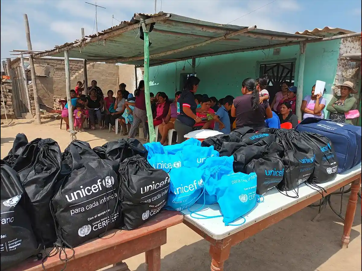 Entrega de kits de higiene en localidades de Sialupe Baca (Lambayeque), además de kits de prevención del dengue. Foto: UNICEF