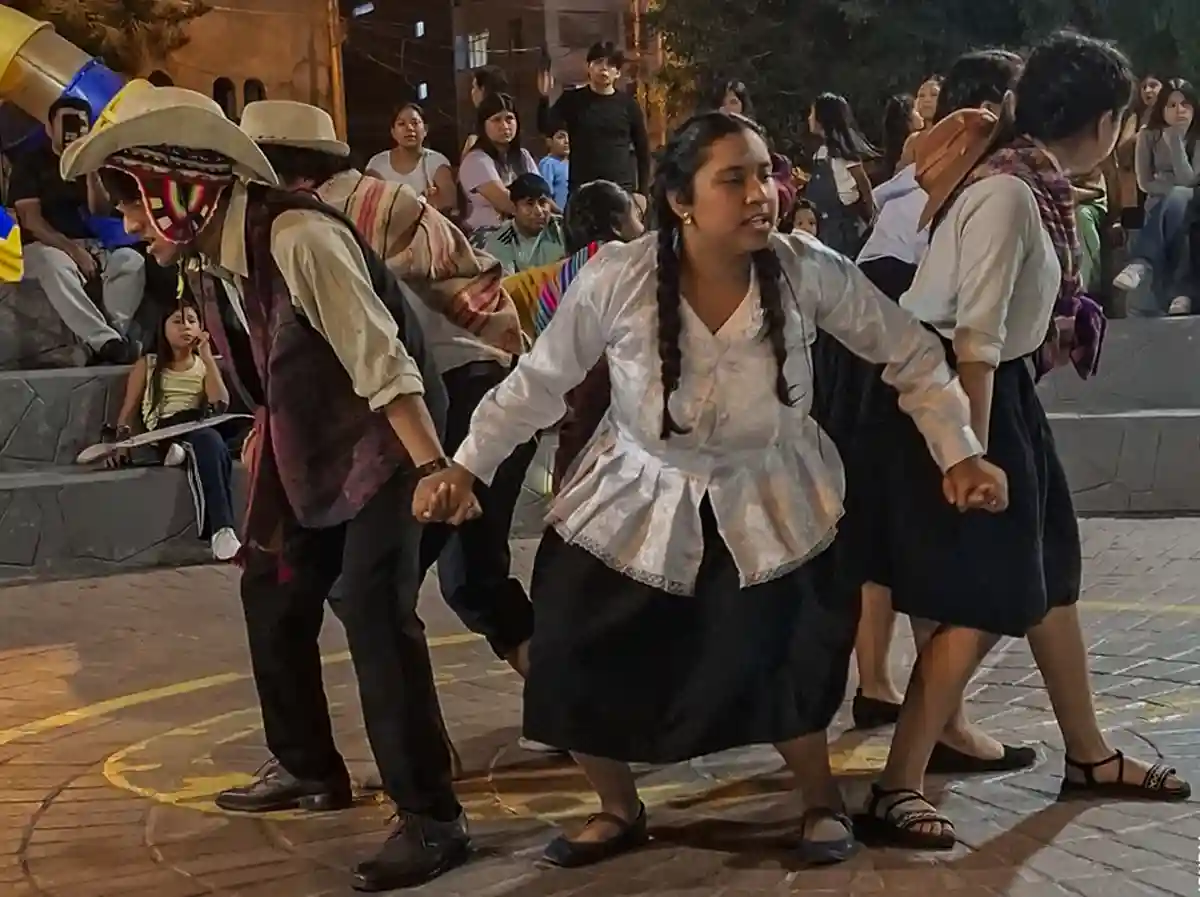 Teatro en la plaza - asociacion cultural Tallo Agrupacion Teatral somos actores